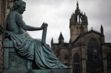 المسلمات الرئيسية للفلسفة النفعية - استشراف الفيلسوف الاسكتلندي ديفيد هيوم - ما هو السبب الذي يجعل الفلسفة النفعية بعيدة جدًا عن أي نوع من الأنانية؟