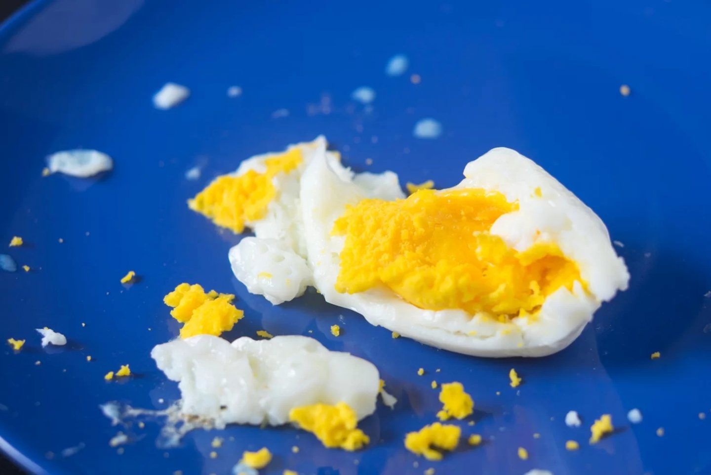 لماذا ينفجر البيض المسخن بالمايكرويف