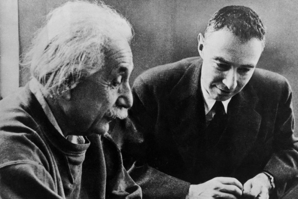أينشتاين، أوبنهايمر والقنبلة النووية: ما الذي يجمعهم؟