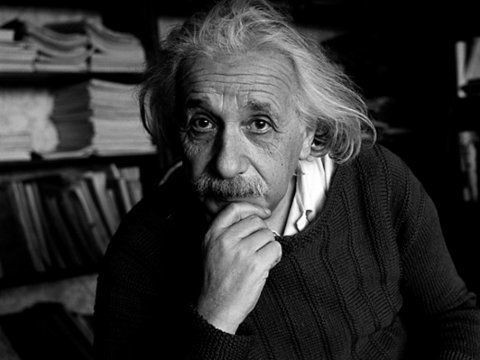 ما هو موقف أينشتاين من فلسفة المعرفة ؟