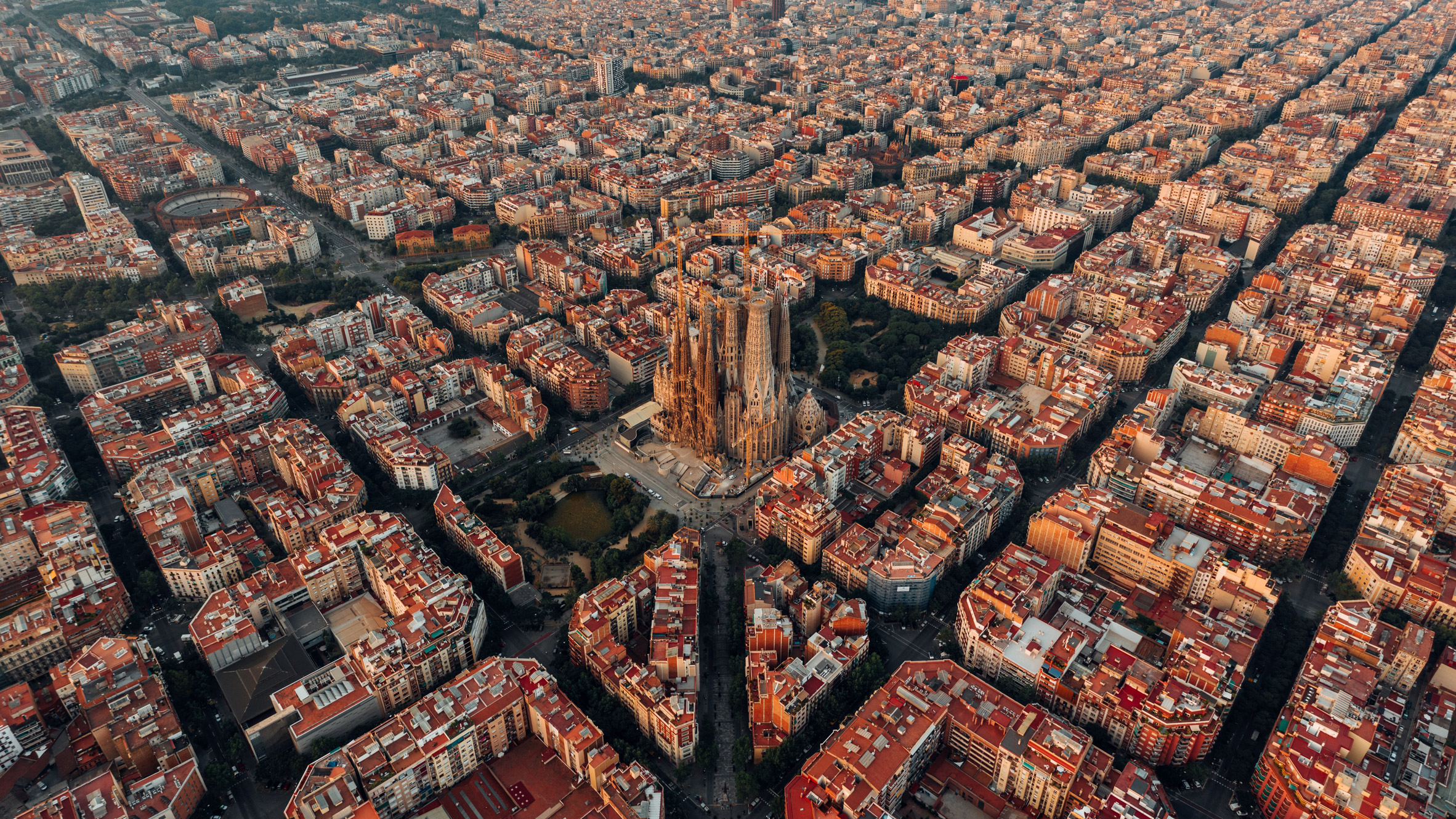 مدينة برشلونة: تاريخ وحقائق - مدينة وميناء وعاصمة مقاطعة كتالونيا في شمال شرق إسبانيا - ميناء إسبانيا الرئيسي على البحر المتوسط