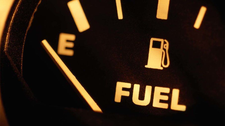 هل تضرّ القيادة بخزان وقود شبه فارغ بسيارتك؟