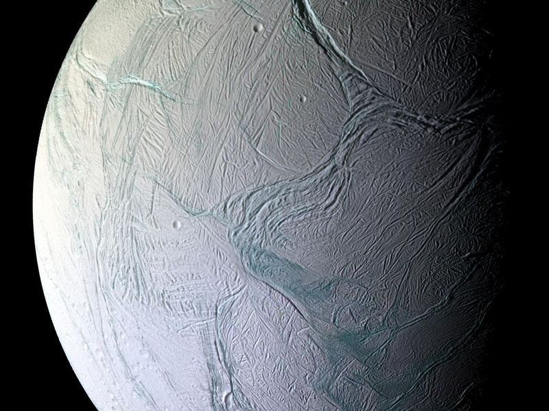 حل أحجية «خطوط النمر» الجليدية على «إنسيلادوس» قمر زحل