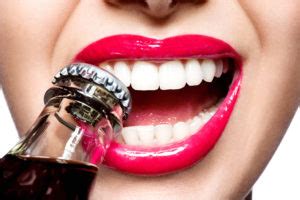 عادات سيئة تدمر أسنانك عليك تجنبها - تشقق الأسنان وربما كسرها - ممارسة الرياضة دون استخدام واقي الأسنان - السكر المضاف - التسوس