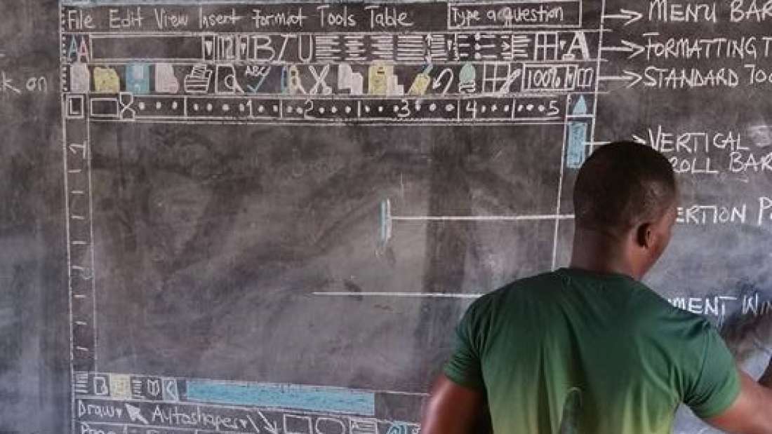 مدرس علوم حواسيب في غانا يكتسح الانترنت بفضل طرقه الإبداعية في التعليم