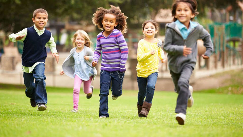 لماذا يستعيد الأطفال نشاطهم أسرع من البالغين؟