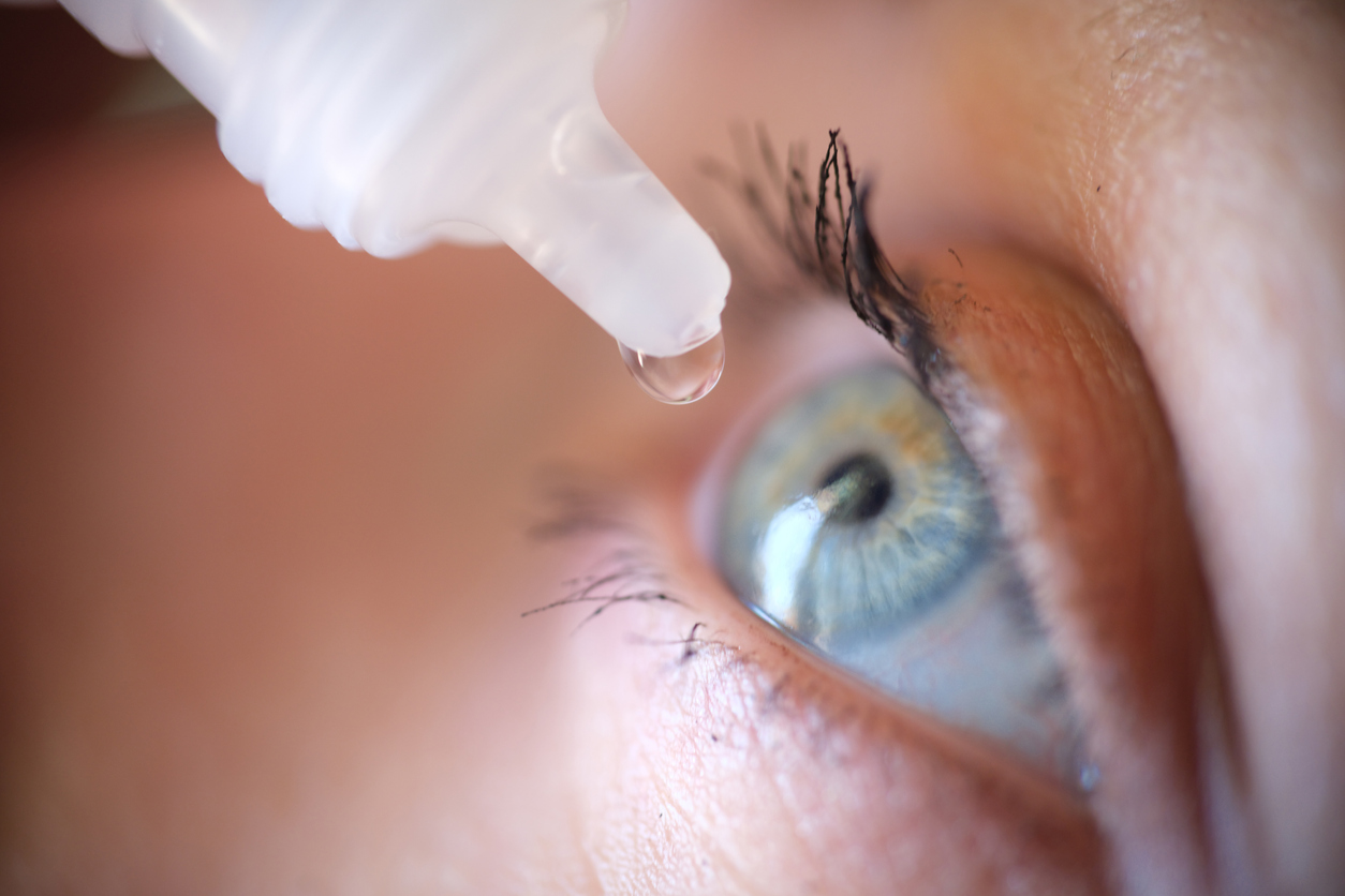 ما سبب ارتفاع عدد الوفيات المرتبطة بقطرات العين الملوثة؟