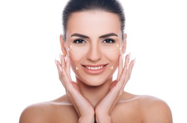 ما عملية شد الوجه؟ هل عمليات التجميل عامةً آمنة؟ أغلب المرضى يعانون آلامًا خفيفة بعد شد الوجه. ما هي الإجراءات التي يمكن اتباعها لتخفيفها؟