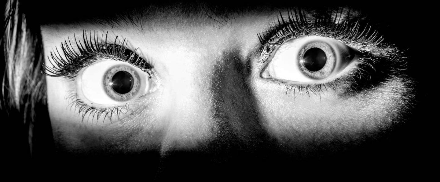 ماذا يحدث لدماغك عندما ترى الخوف بعيون الاخرين ؟