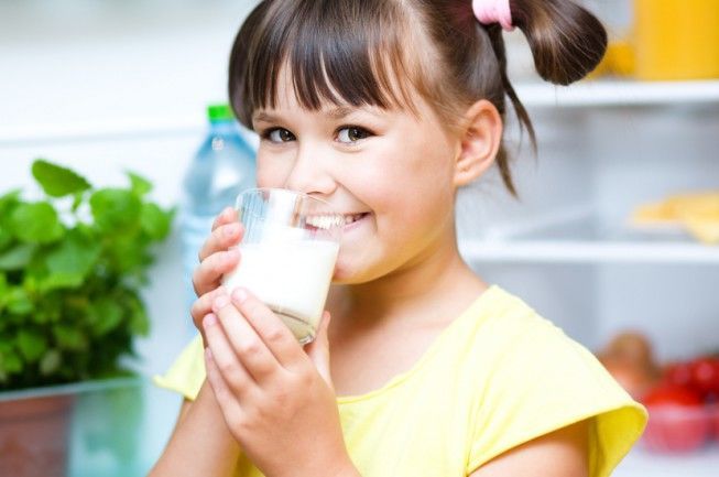 هل شرب الحليب يجعل جسمك ينتج المزيد من المخاط؟