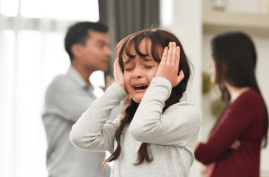 ما سبب صعوبة الطلاق على الأطفال وكيف يستطيع الوالدان والمعالجون النفسيون مساعدتهم؟ ما أثر طلاق الوالدين على الأطفال وكيف تمكن مساعدتهم؟