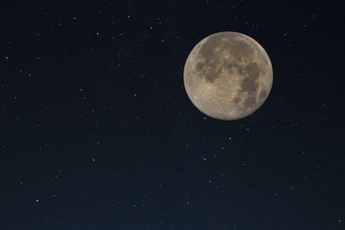 5 خرافات عن القمر يمكنك دحضها بنفسك