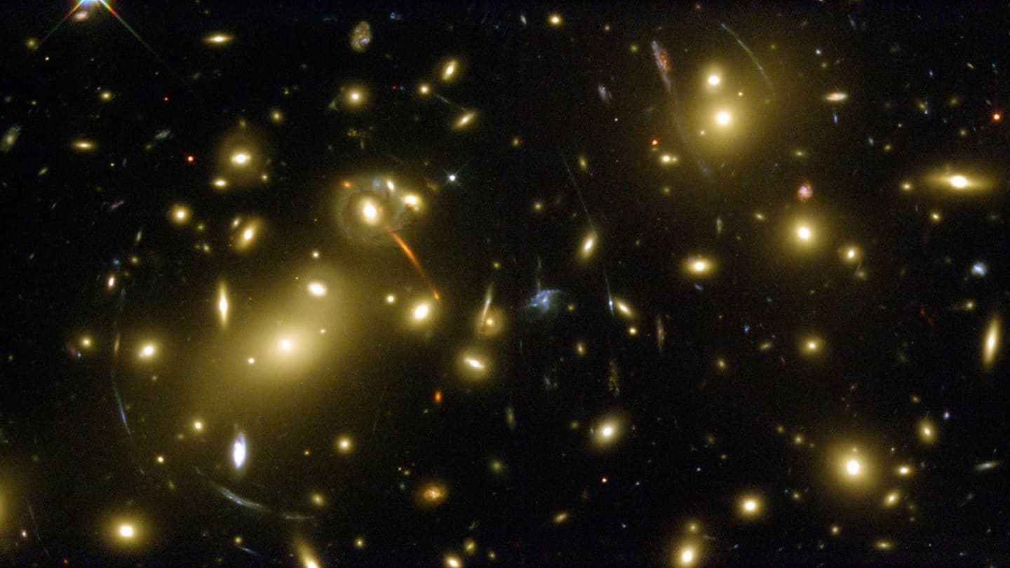 كيف يمكننا وزن كتلة عنقود من المجرات؟