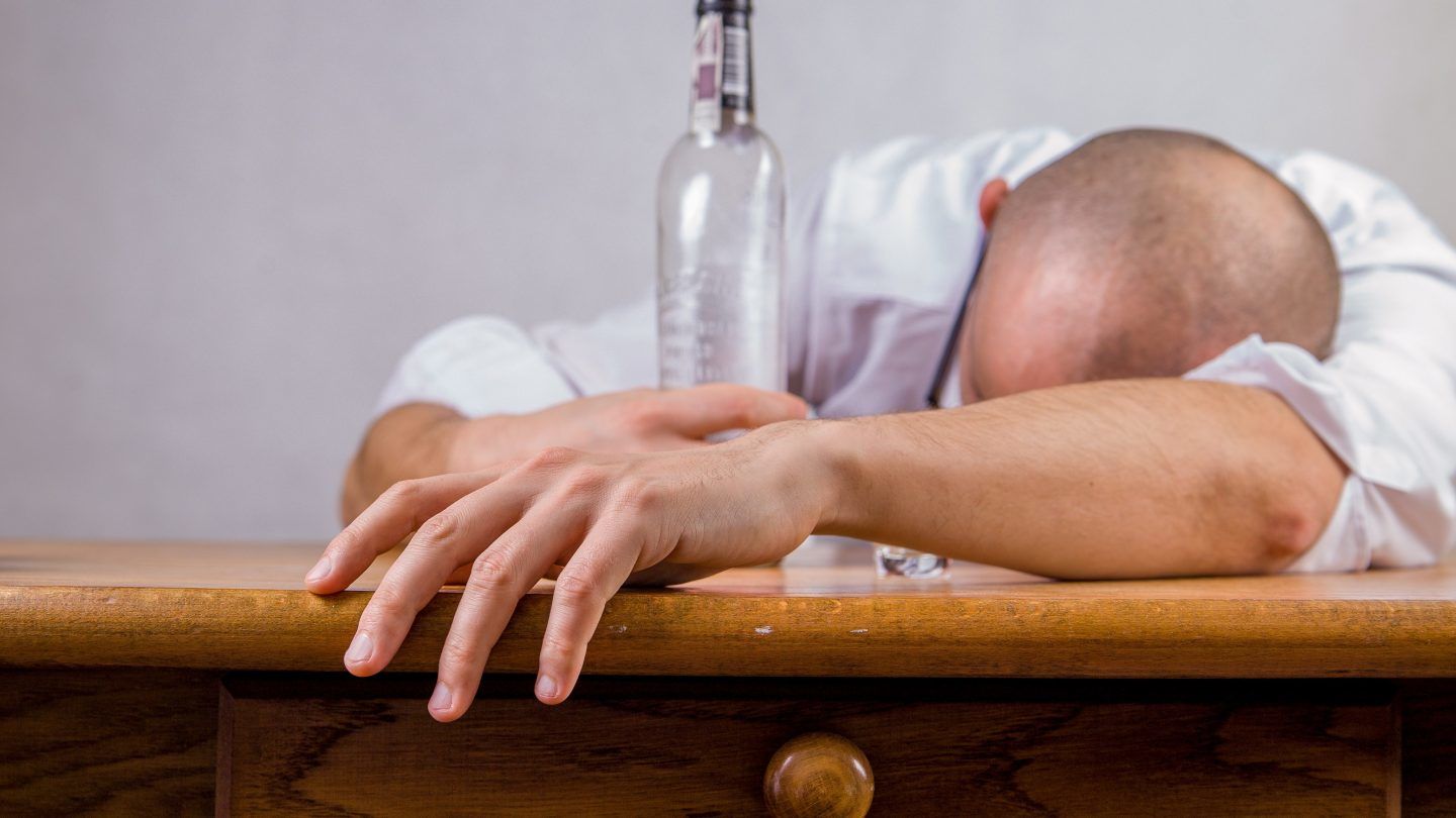 الإدمان على الكحول وموت الخلايا الدماغية لدى البالغين