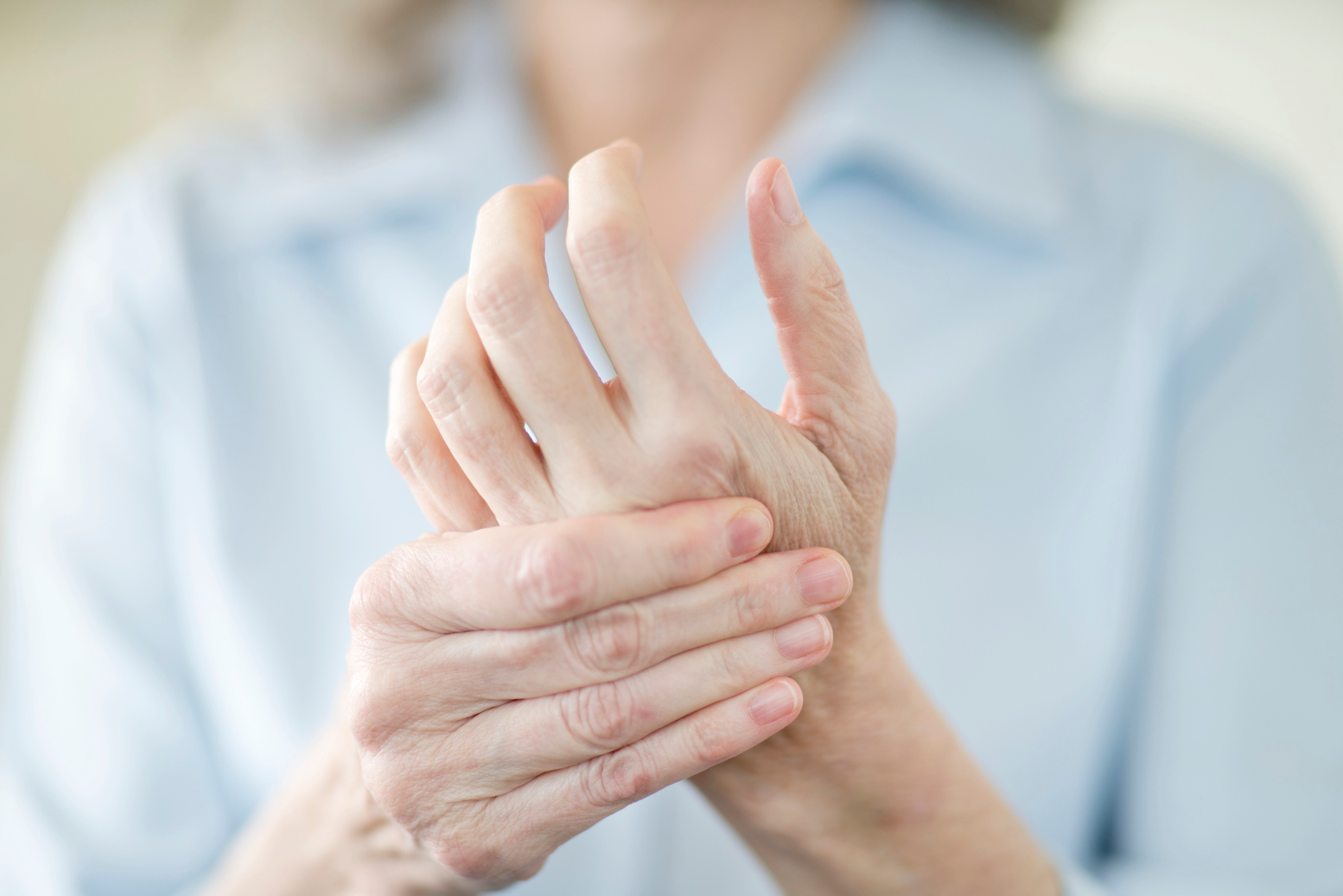 خدر (تنميل) اليدين: الأسباب والعلاج - شعور الخدر (التنميل) في اليدين، الذي قد يترافق مع الشعور بالضعف والوخز المؤلم - الوخز في إحدى الذراعين