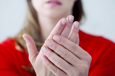 عندما يشعر الشخص ببرودة اليدين والقدمين دائمًا حتى عندما يكون جسمه دافئًا، فقد يكون ذلك علامة على مساهمة شيء ما في ذلك. الشعور بالبرد اليدين والقدمين