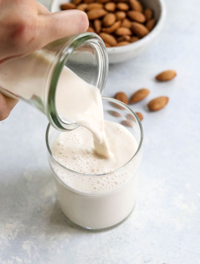 ما فوائد حليب اللوز الغذائية للأطفال - هل حليب اللوز بديل فعال عن الحليب البقري - حساسية الألبان عند الأطفال وطرق بديلة - بدائل الحليب
