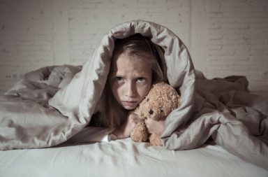 إطفاء الأنوار قد يكون وقتًا مخيفًا للأطفال، وقد يمنع الخوف من الظلام الطفل من الحصول على قسط كافٍ من النوم. ما الحل مع ذلك؟