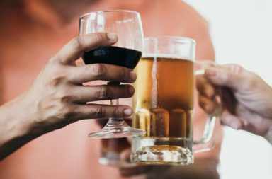 البيرة (مشروب الشعير أو الجعة) والمشروبات الروحية تؤذيان الجسم أكثر من شرب النبيذ الأبيض أو النبيذ الأحمر عبر زيادة مخاطر أمراض القلب والأوعية الدموية