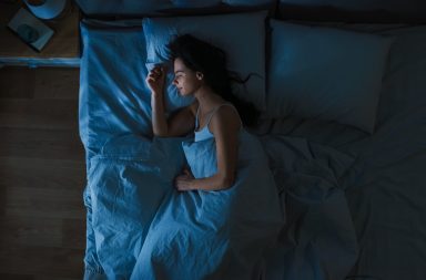 يزداد نشاط الدماغ أثناء النوم في المناطق المسؤولة عن تنظيم المشاعر، الأمر الذي يدعم الأداء الصحي للدماغ ويدعم استقرار المشاعر. سلبيات قلة النوم