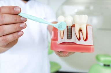ما الاختلاف بين إمكانية استخدام الأسنان في الفك العلوي طريقًا عظميًا لنقل الاهتزازت مقارنةً بالفك السفلي؟ ارتداء المعينات السمعية في الفم