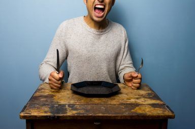 توقف عن اتخاذ قراراتك وأنت جائع لماذا يتخد الناس قرارات خاطئة وهم جائعين التفكير أثناء الجوع ماذا يمكن أن يفعل الجوع بالدماغ