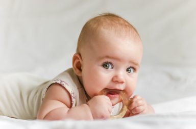 ما علامات بزوغ أسنان الطفل؟ كيفية العناية بأسنان الطفل الجديدة. ما ترتيب ظهور الأسنان عند الرضيع؟ متى تبدأ أسنان الطفل بالبزوغ؟