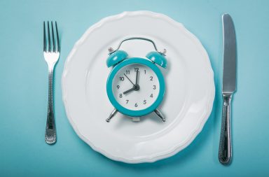 أظهرت دراسة جديدة فائدة حصر أوقات تناول الطعام خلال 10 ساعات يوميًا - فوائد الصيام المتقطع على الجسم - تناول الطعام مرة أو مرتين فقط يوميا