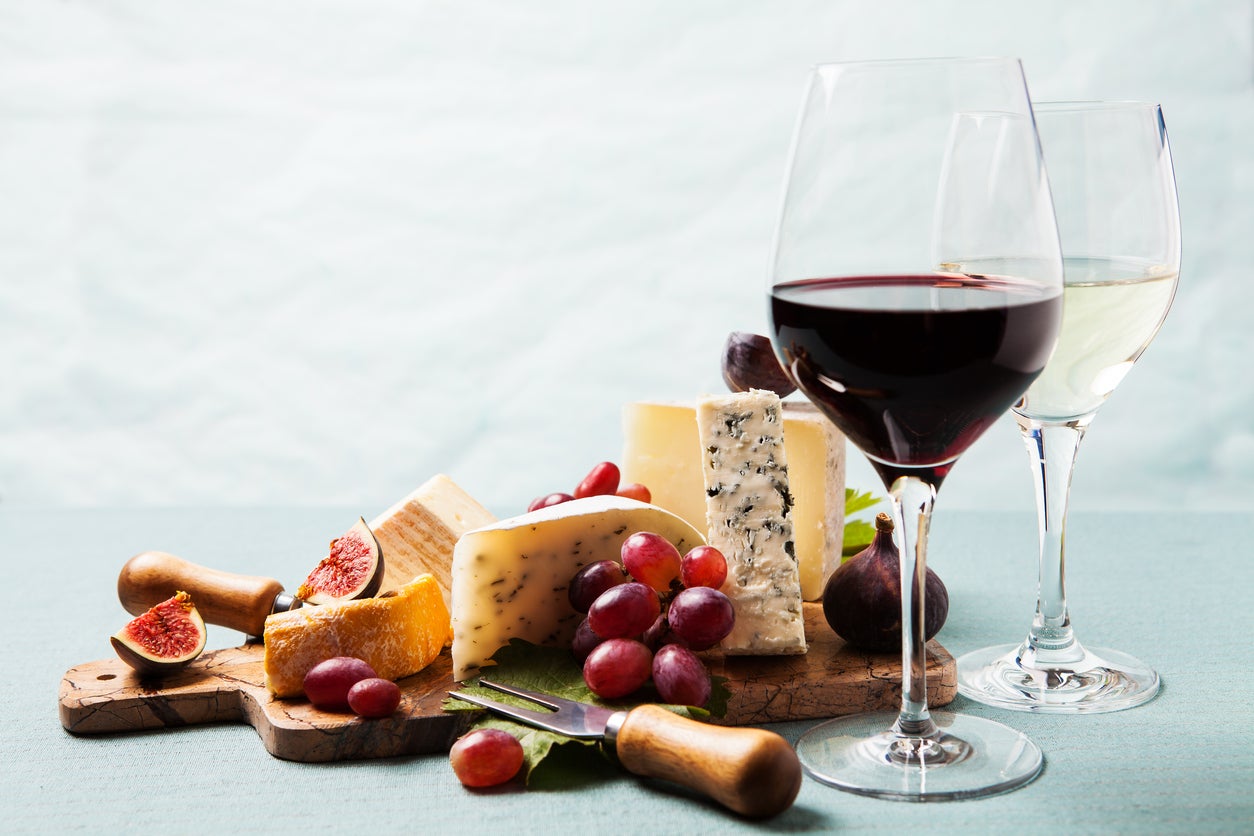 تناول الجبن والنبيذ يمكن أن يقي من الخرف - دور النظام الغذائي في تطوير الخرف - الأطعمة التي تقلل من تطور الخراف لدى الأشخاص - التدهور المعرفي