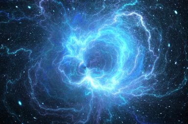 في أكبر مقياس للكون، يتم توزيع المادة ضمن بنية تعرف باسم الشبكة الكونية. ما هو أكبر مصدر لإنتاج المجالات المغناطيسية في الكون؟