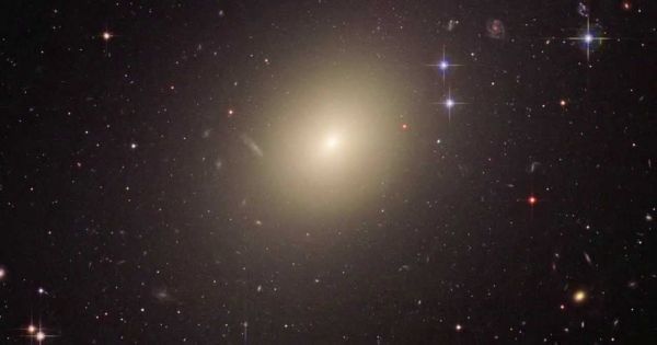 أي سي 1101 تعرف على أكبر مجرة في الكون والمصير الغريب الذي ينتظرها