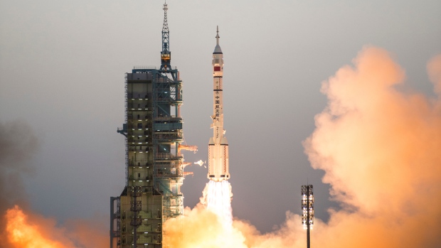 الصين تطلق بعثة مأهولة إلى محطة الفضاء التجريبية