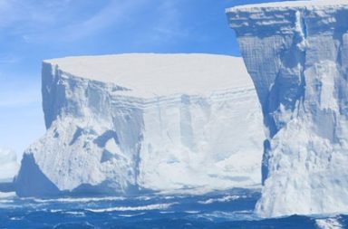 انهار في المحيط جرف جليدي بحجم مدينة نيويورك أو روما، في أنتاركتيكا، القارة القطبية الجنوبية - سقوط جرف جليدي ضخم قد يكون مؤشرًا على التغير المناخي