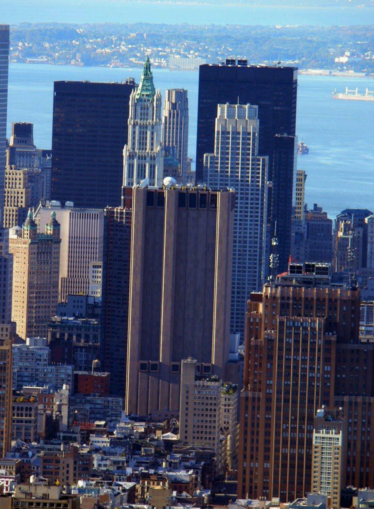ما هو سر ناطحة السحاب التي تقف وسط مدينة نيويورك دون اي نوافذ او فتحات ؟