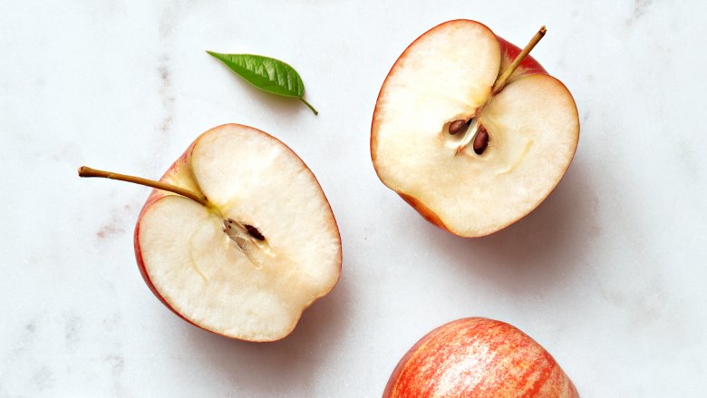 هل يسبب تناول بذور التفاح تسممًا - الأميغدالين المفرز للسيانيد الموجود في بذر التفاح - حدوث تسمم نتيجة تناول بذر التفاح - السيانيد والتفاح