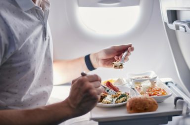 يتمتع طعام الطائرات بسمعة سيئة لعدة أسباب: الطريقة التي يُحضَّر ويُخزَّن بها الطعام، والبيئة التي يُقدَّم بها على متن الطائرة، وظروف الطيران