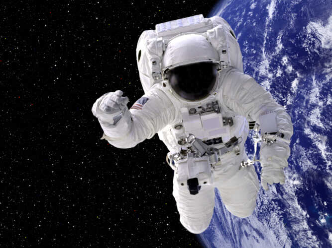 ما هي المعايير التي تعتمدها ناسا لاختيار رواد الفضاء؟