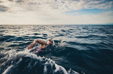 زال خطر الإصابة بالوذمة الرئوية عند السباحة في المياه المفتوحة غير معروف بدقة أيضًا، وهو غير شائع على الأرجح، إلاأنه يسبب خطرًا