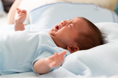 كيف يبدو البراز الطبيعي للطفل؟ ما أسباب إسهال الطفل المعتمد على الرضاعة الطبيعية؟ متى يجب الاتصال بالطبيب؟ كيف يمكن علاج إسهال الطفل في المنزل؟