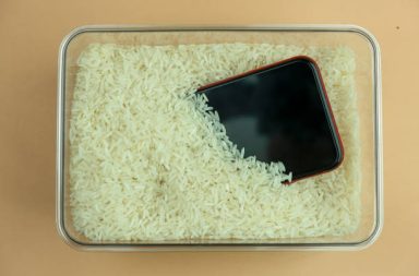 في محاولة يائسة لإنقاذ الجهاز الثمين من الضرر المحتمل، يضع بعض الأشخاص الهاتف في كيس يحتوي على الأرز. مخاطر وضع الهاتف في الأرز
