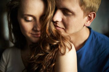 يزداد انجذاب النساء في مرحلة الإباضة إلى الذكور ذوي المظهر الرجولي. هل تستطيع النساء فعلًا اشتمام رائحة الرجل لمعرفة وضعهم الاجتماعي؟