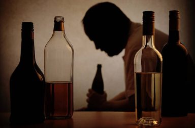 ما الفرق بين إساءة استهلاك الكحول واضطراب استهلاك الكحول؟ كيف نحدد إصابة الشخص باضطراب استهلاك الكحول؟ علاج اضطراب استهلاك الكحول