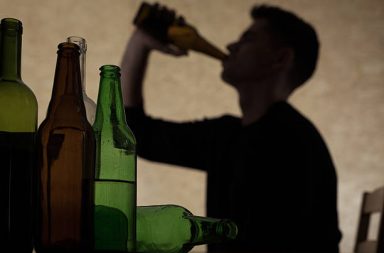 من المعروف أن مشكلة تناول المشروبات الكحولية في مرحلة المراهقة ترتبط بالصعوبات الصحية والحياتية المستمرة، إلا أنها يمكن أن تمتد لمراحل لاحقة في العمر