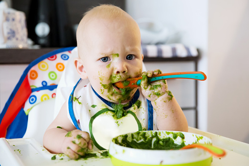 كيف تساعد الرضيع على الاستمتاع بالأطعمة الجديدة؟