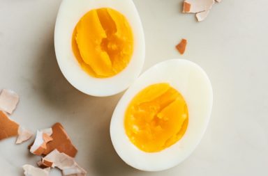 ما هي الكمية الآمنة التي يمكن تناولها من البيض؟ ما العلاقة بين البيض النيّء والتسمم الغذائي؟ فوائد إدراج البيض في نظام غذائي صحي متوازن