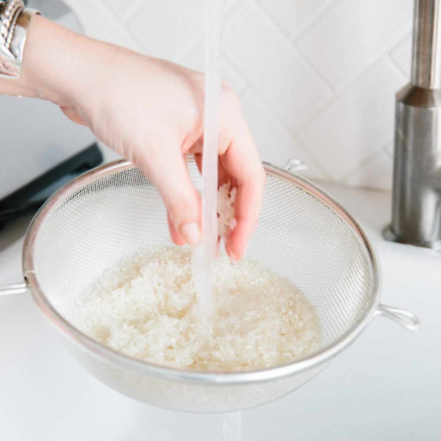 هل يجب غسل الأرز قبل الطهو؟ إلينا ما يقوله العلم