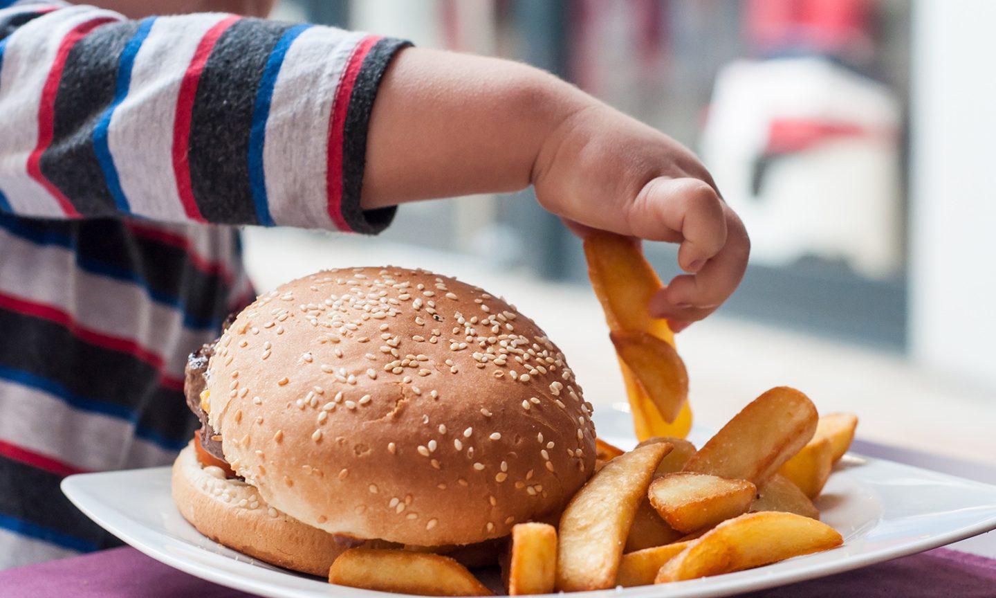 كيف يؤثر تناول الطعام في وقت متأخر على حرق السعرات وتخزين الدهون؟