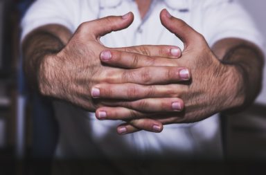 هل يمكن أن تسبب فرقعة الأصابع التهابًا في المفاصل - التهاب المفاصل - فرقعة الأصابع قد تسبب التهابًا في مفصل الإصبع - أضرار طقطقة الأصابع