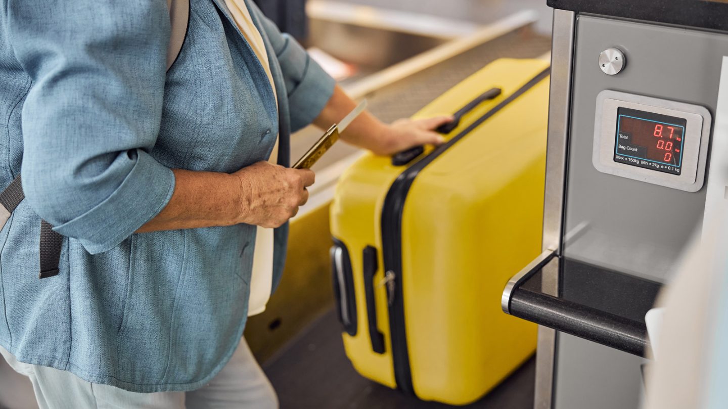 لماذا تزيد شركات الخطوط الجوية من كلفة تسجيل الحقائب؟