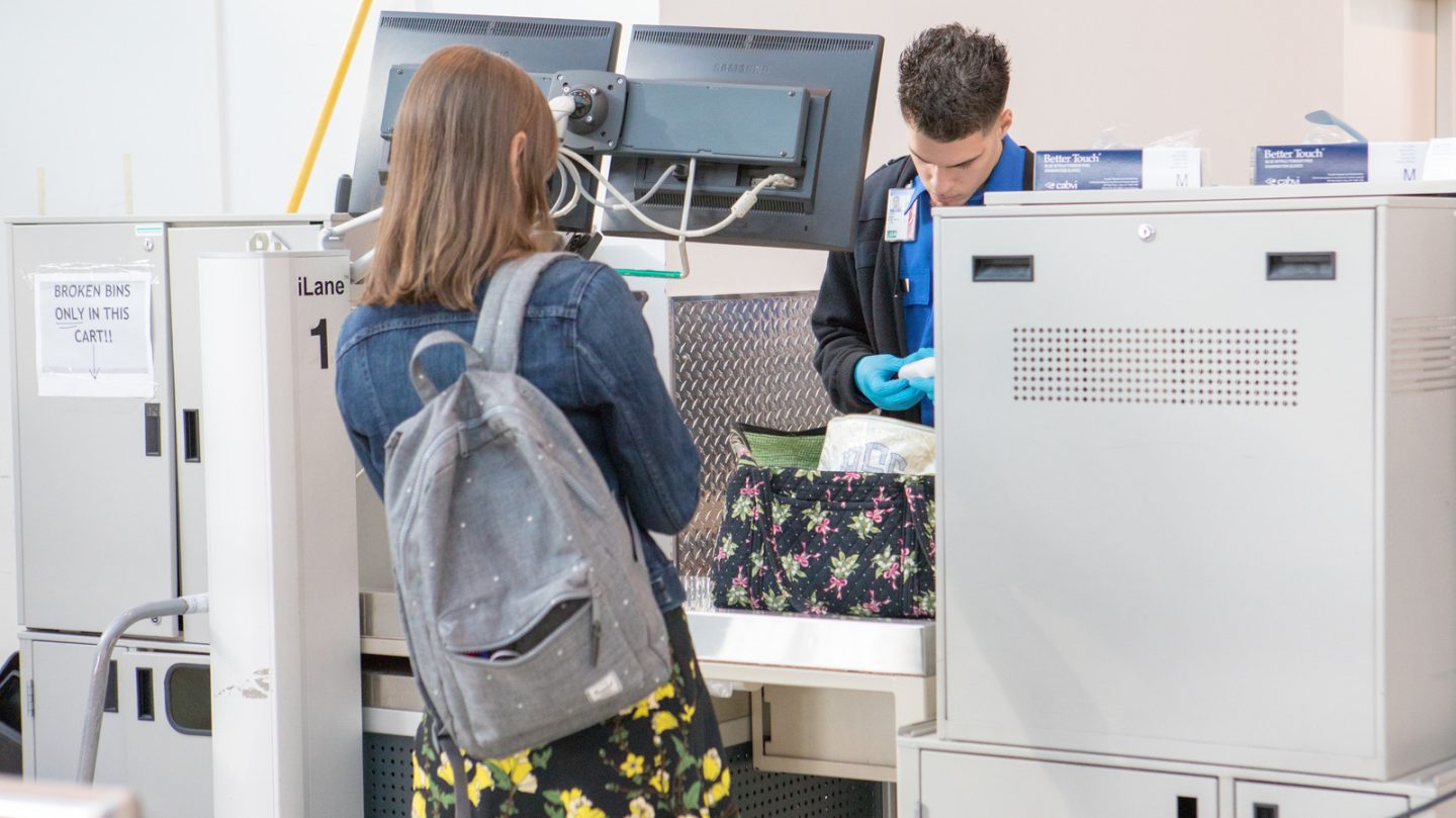لماذا يتعين عليك إخراج حاسوبك المحمول من الحقيبة في معظم المطارات رغم تطور أجهزة الكشف؟